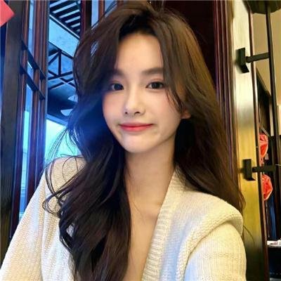 泡沫欢腾的香槟美酒